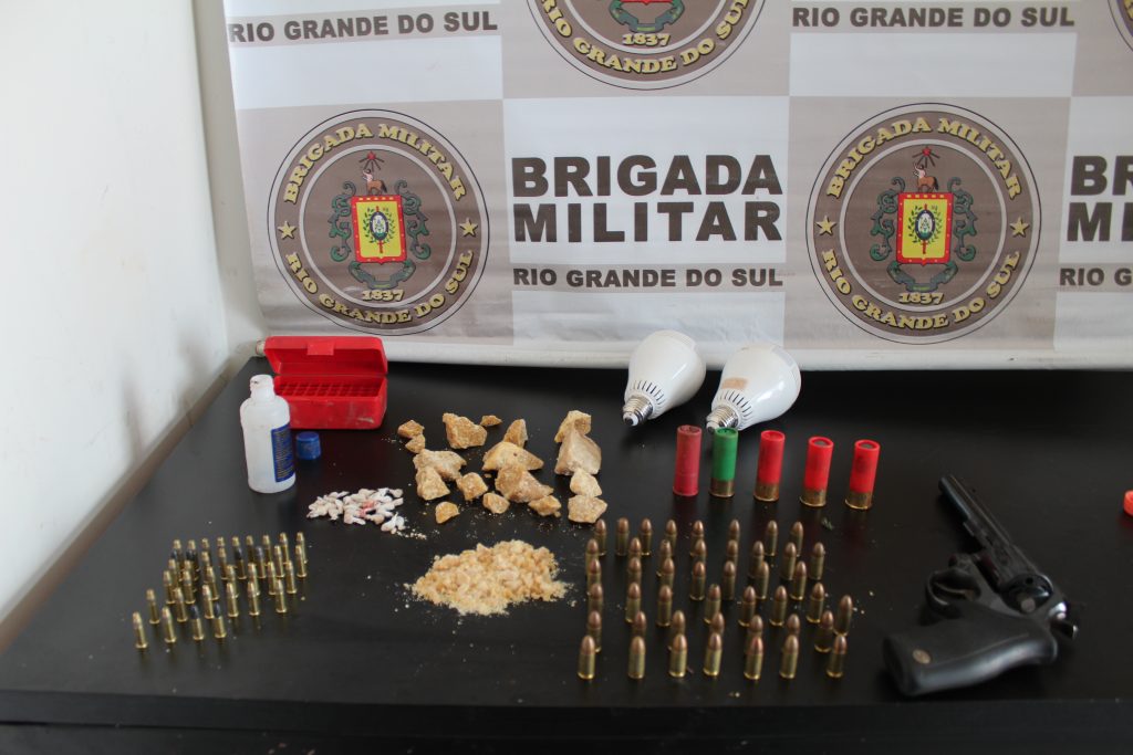 3°RPMon efetua prisão de traficante com armas, drogas e munições no Jaboticabal