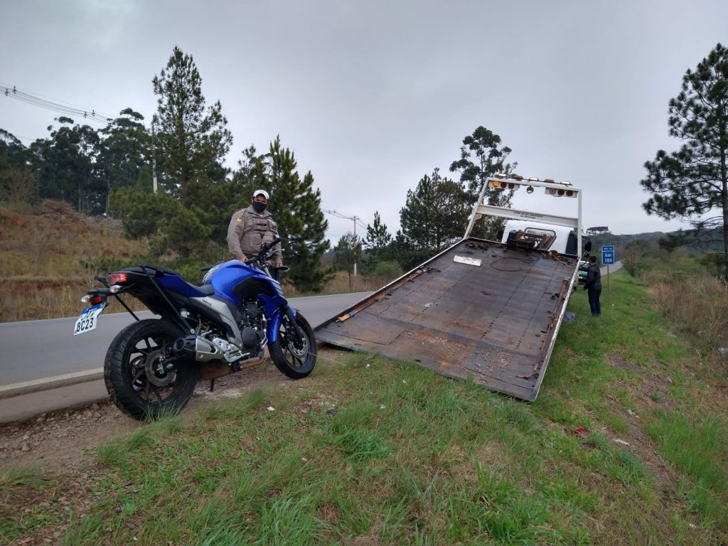 Motoboy passa a noite acidentado as margens da ERS-324 em Passo Fundo