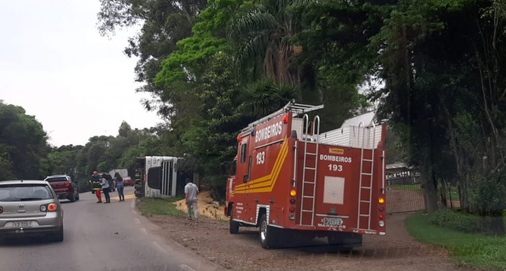 Carreta carregada de soja tomba entre Passo Fundo e Marau