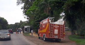 Carreta carregada de soja tomba entre Passo Fundo e Marau