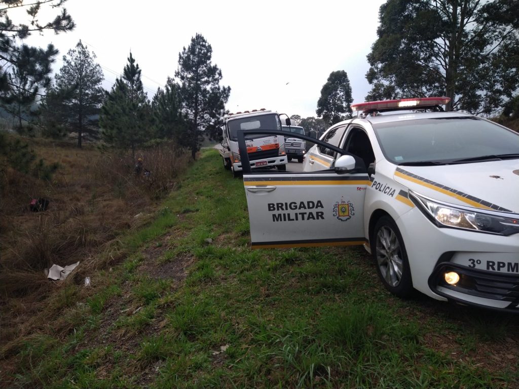 Motoboy passa a noite acidentado as margens da ERS-324 em Passo Fundo