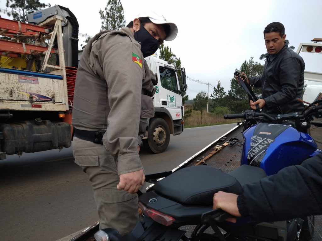 Motoboy passa a noite acidentado as margens da ERS-324 em Passo Fundo