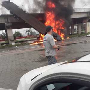 Caminhão despenca de viaduto, pega fogo e explode em Palhoça SC