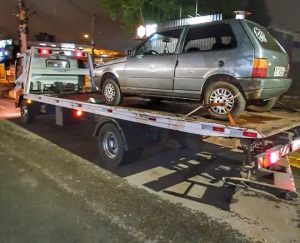 Mulher é presa pela BM com carro furtado no bairro Vera Cruz