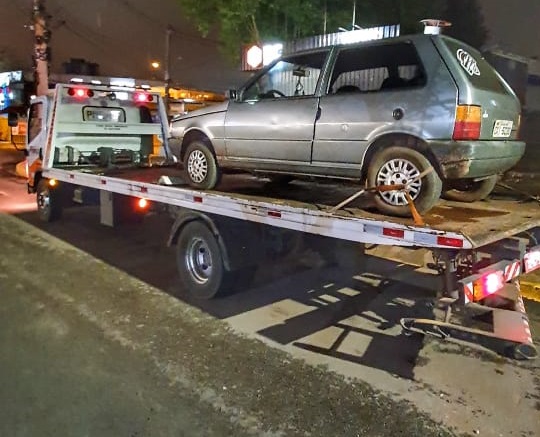 Mulher é presa pela BM com carro furtado no bairro Vera Cruz