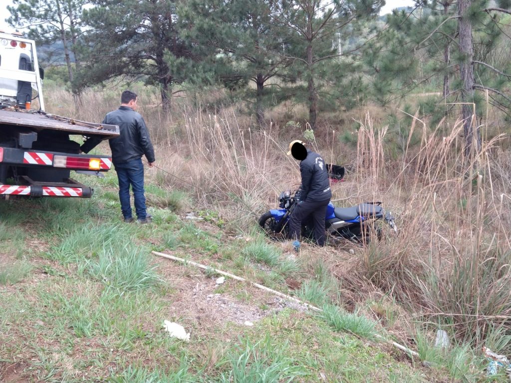 Motoboy passa a noite acidentado as margens da ERS-324 em Passo Fundo