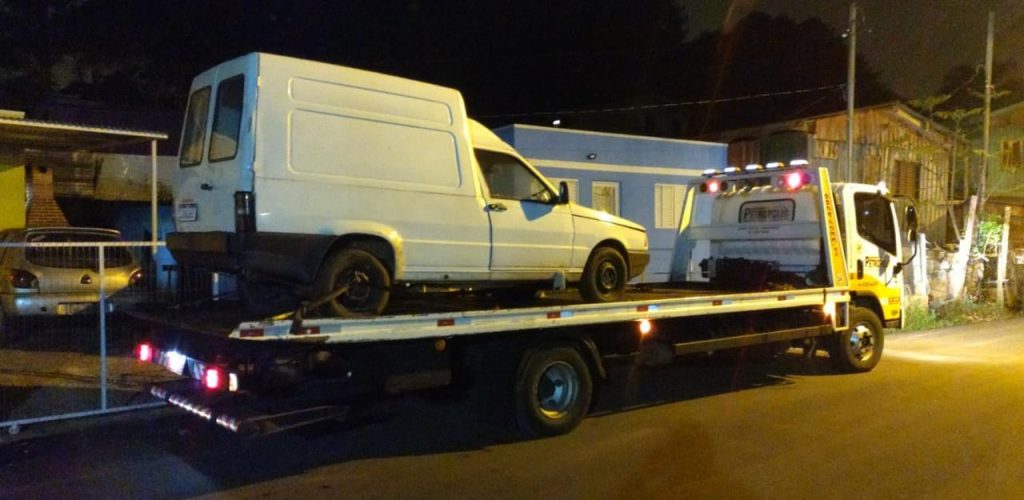 Mulher é presa pela BM com carro furtado no bairro Vera Cruz