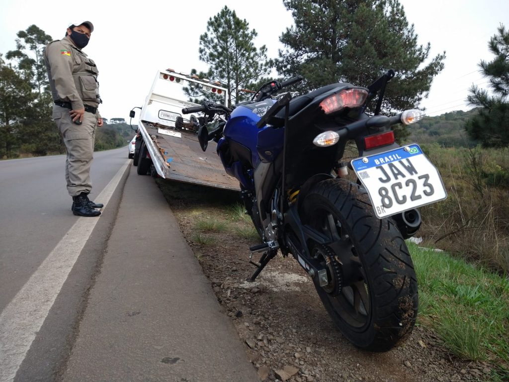 Motoboy passa a noite acidentado as margens da ERS-324 em Passo Fundo
