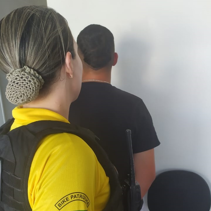 Bike Patrulha prende dois indivíduos com droga na Praça Tamandaré