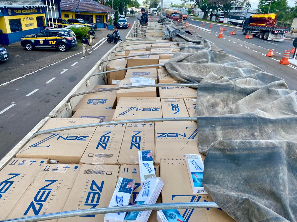 PRF prende contrabandista e apreende bitrem com 350 mil maços de cigarro em Pontão