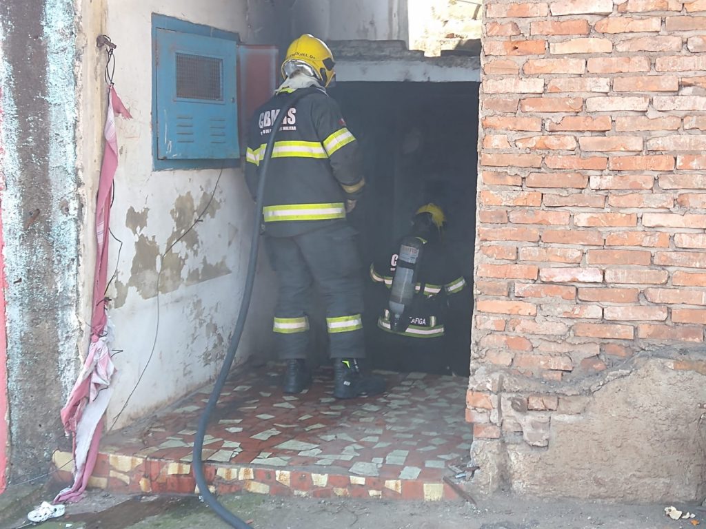 Outra vez Bombeiros atendem incêndio em prédio abandonado na Petrópolis