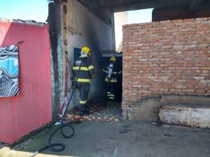 Outra vez Bombeiros atendem incêndio em prédio abandonado na Petrópolis