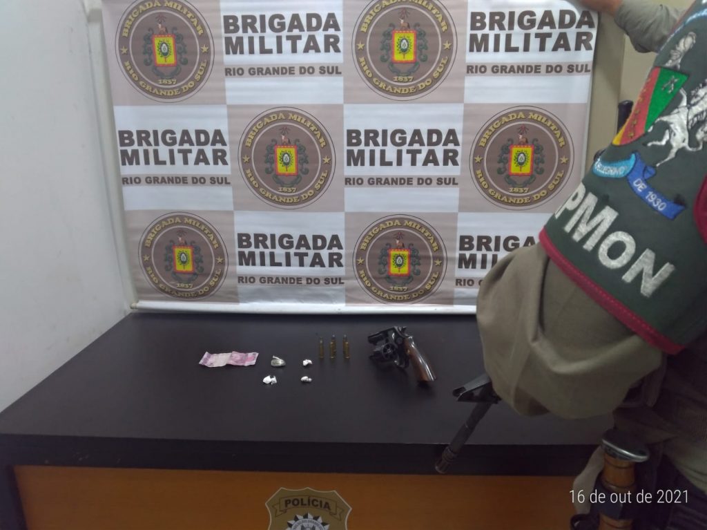 BM prende quatro indivíduos com arma e drogas no Centro de Passo Fundo
