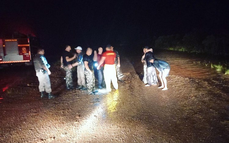 Família é resgatada após ser arrastada pelas águas de rio em São Luiz Gonzaga