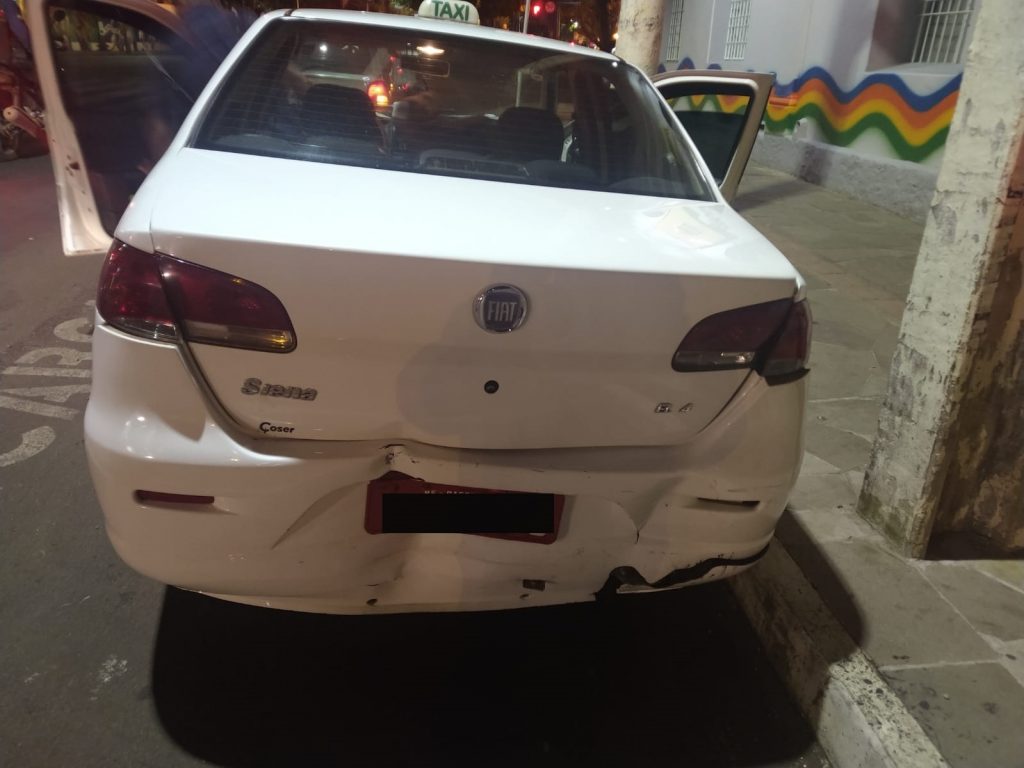 Motorista foge após causar acidente com Táxi no Centro de Passo Fundo