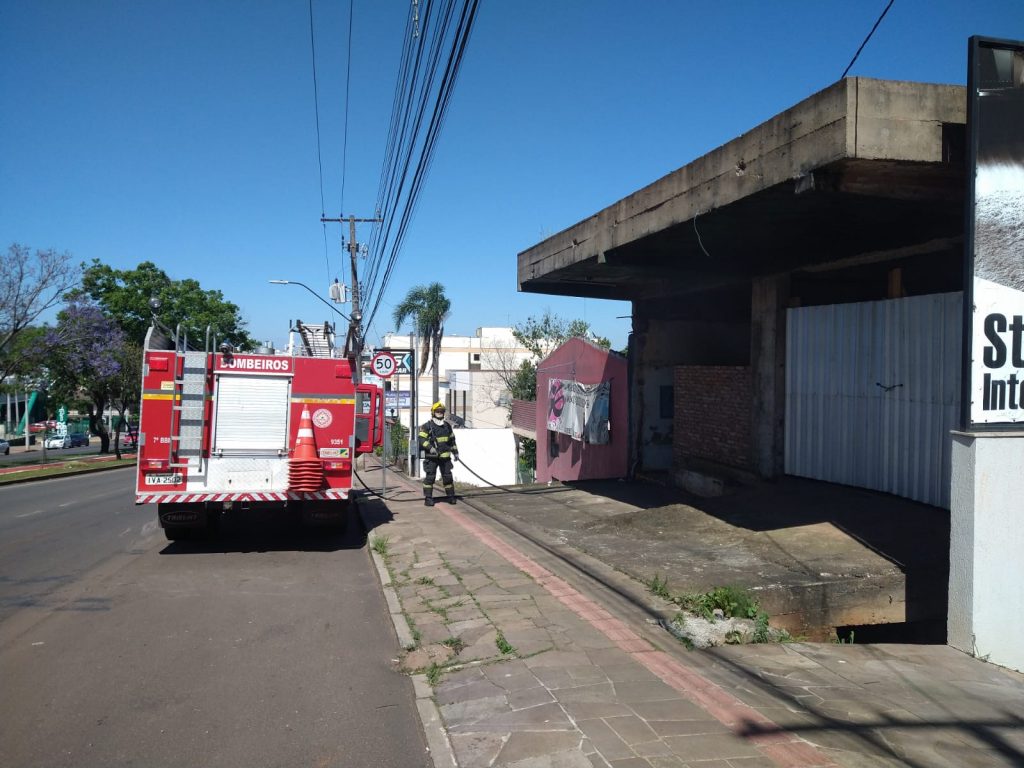 Outra vez Bombeiros atendem incêndio em prédio abandonado na Petrópolis