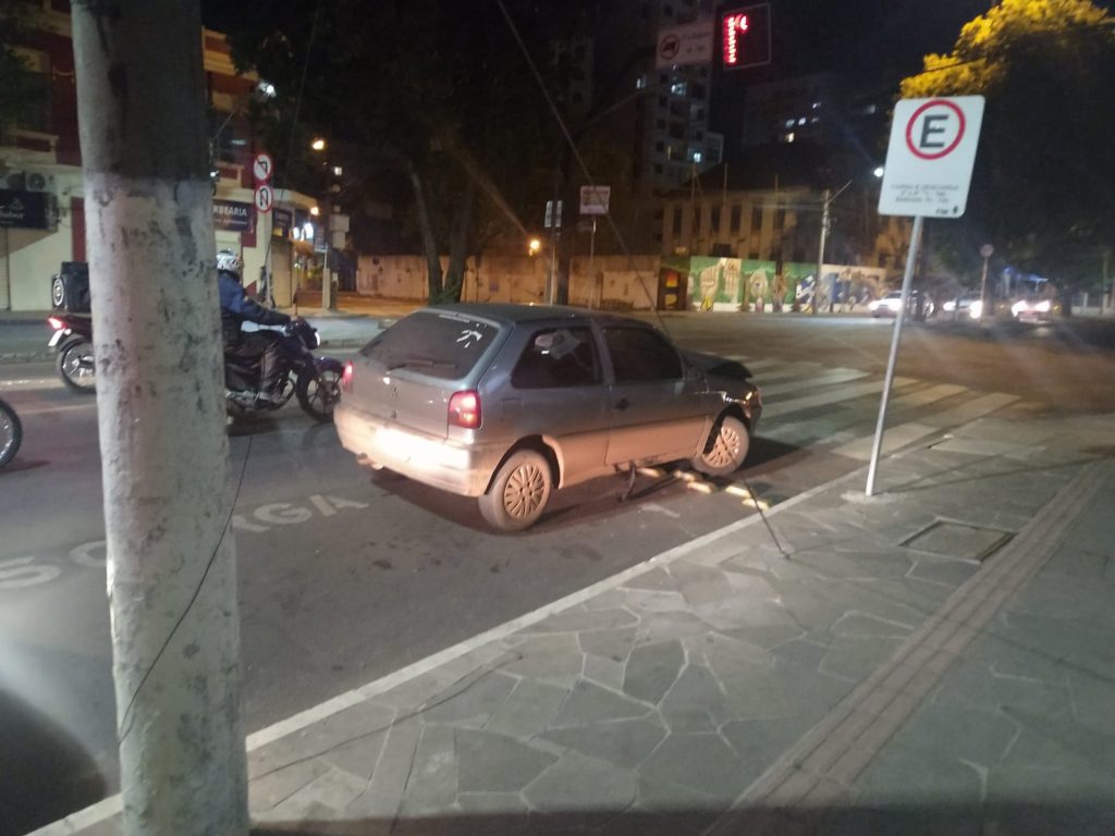 Motorista foge após causar acidente com Táxi no Centro de Passo Fundo