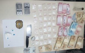 Mulher é presa pela DHPP por tráfico de drogas no bairro Integração