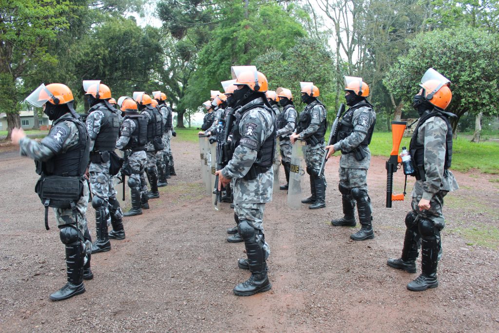 Força Tática realiza treinamento com simulação de distúrbio civil