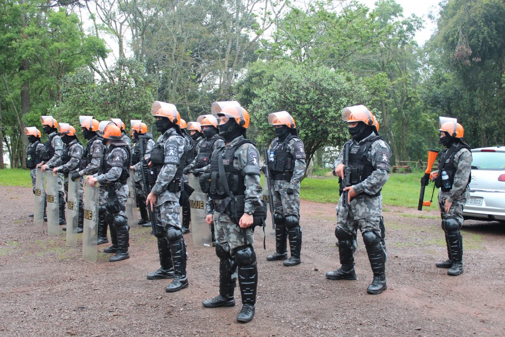 Força Tática realiza treinamento com simulação de distúrbio civil
