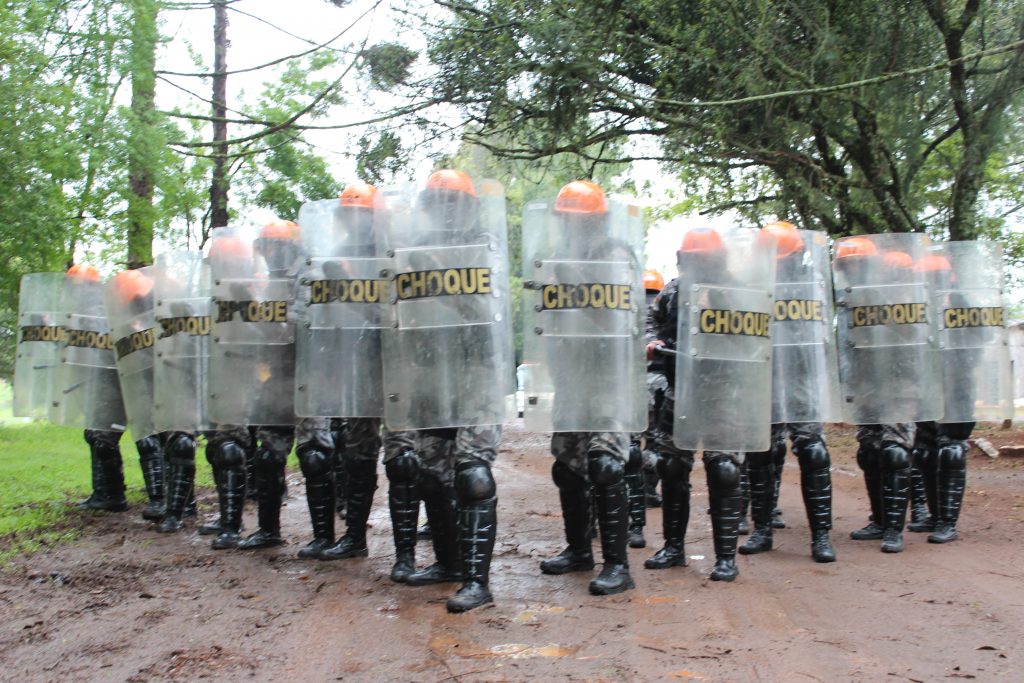 Força Tática realiza treinamento com simulação de distúrbio civil