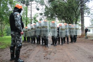 Força Tática realiza treinamento com simulação de distúrbio civil