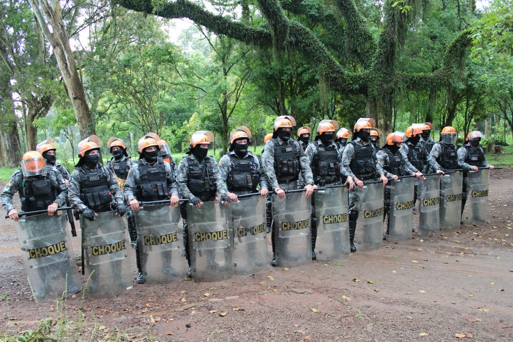 Força Tática realiza treinamento com simulação de distúrbio civil