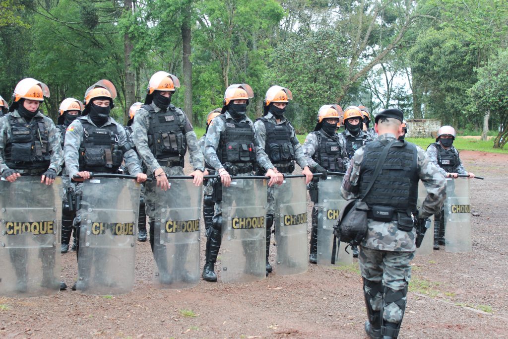 Força Tática realiza treinamento com simulação de distúrbio civil