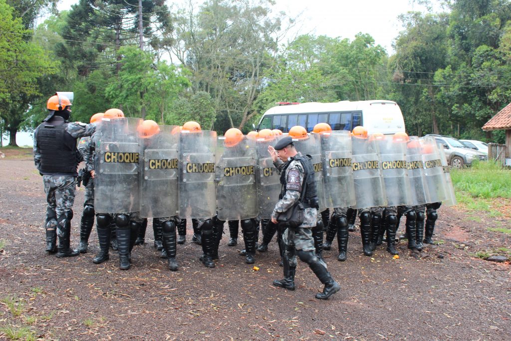 Força Tática realiza treinamento com simulação de distúrbio civil