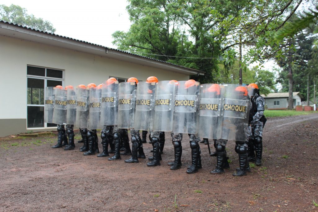 Força Tática realiza treinamento com simulação de distúrbio civil