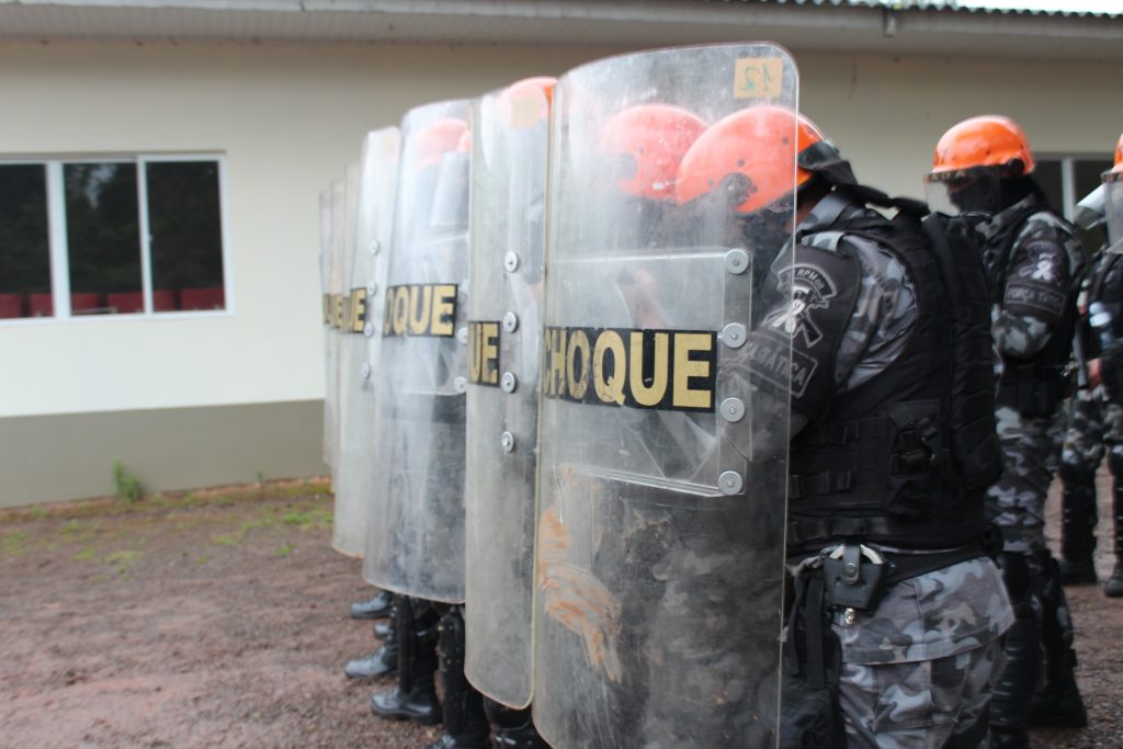 Força Tática realiza treinamento com simulação de distúrbio civil