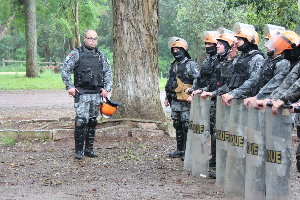 Força Tática realiza treinamento com simulação de distúrbio civil