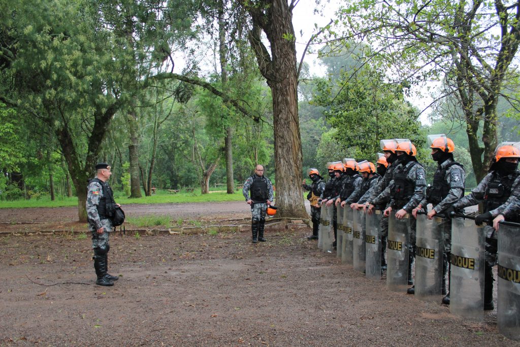 Força Tática realiza treinamento com simulação de distúrbio civil