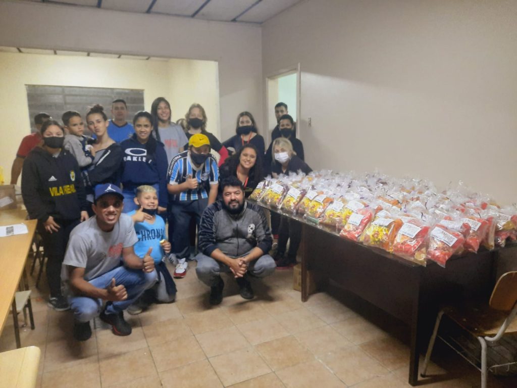 Associação amigos do bem distribui mais de 3 mil cestas de doces para crianças carentes de passo fundo