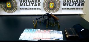 Tático Móvel: homem é preso com revólver e munições na Vera Cruz