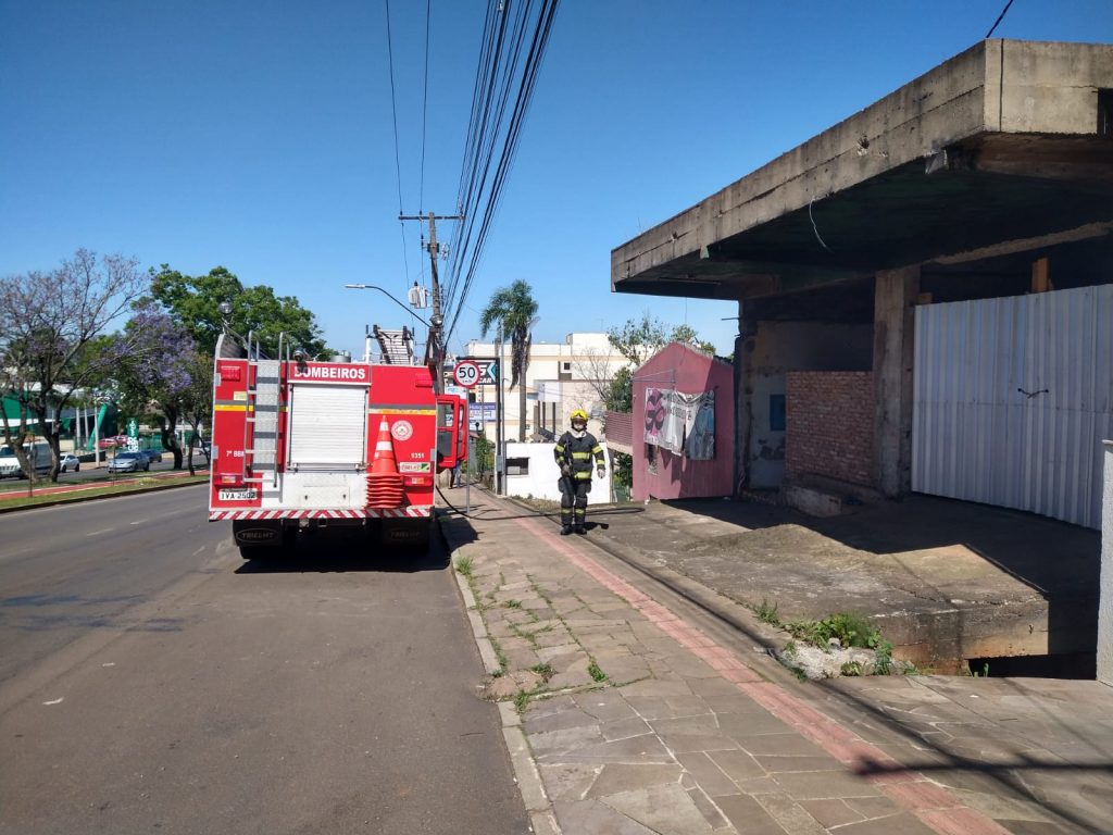 Outra vez Bombeiros atendem incêndio em prédio abandonado na Petrópolis