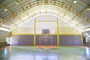 Prefeitura entrega melhorias na quadra esportiva da Escola Antonino Xavier