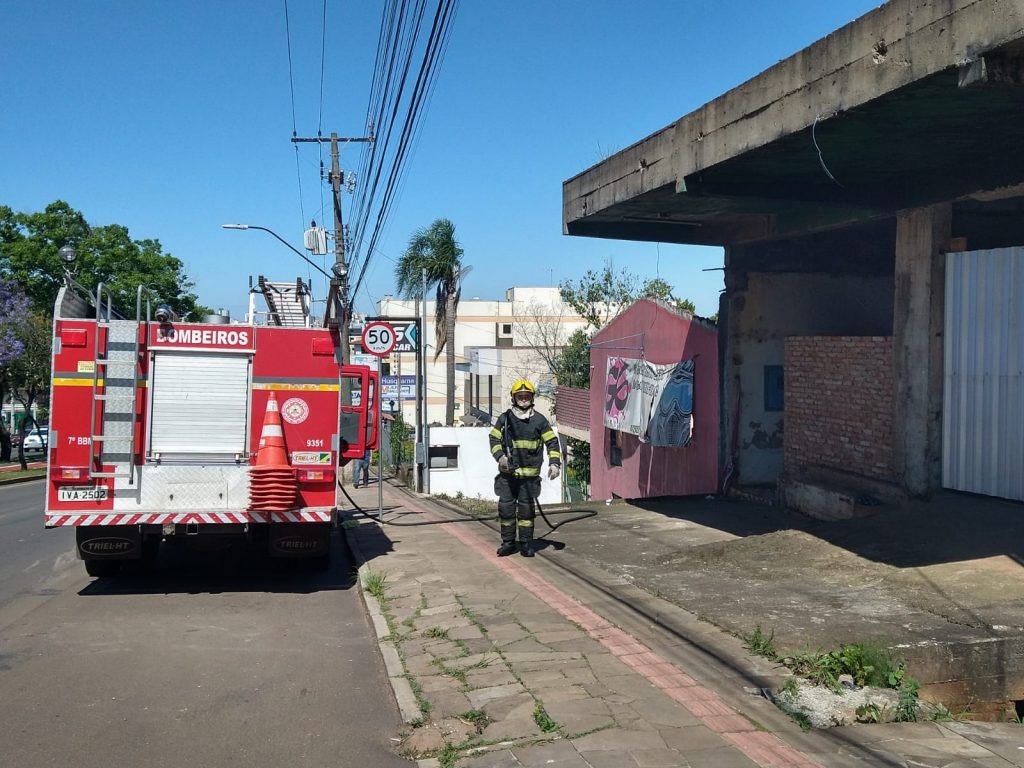 Outra vez Bombeiros atendem incêndio em prédio abandonado na Petrópolis