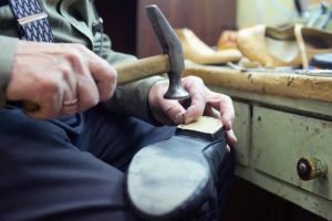 Dia do Sapateiro: profissão vem perdendo espaço no mercado de trabalho