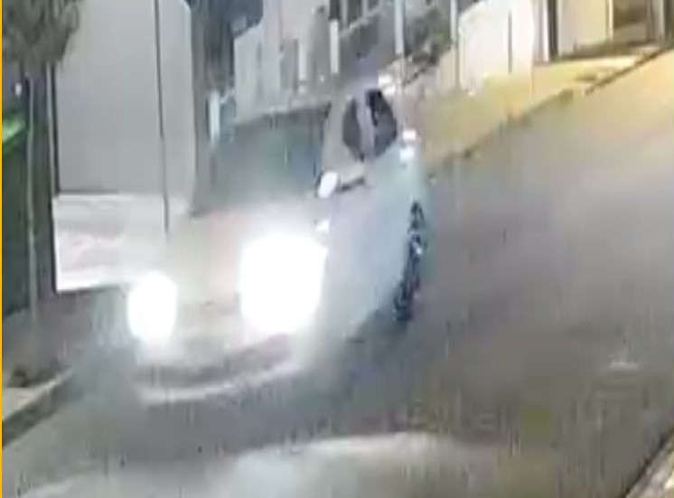 Condutor colide em carro estacionado e foge do local no Centro de Passo Fundo