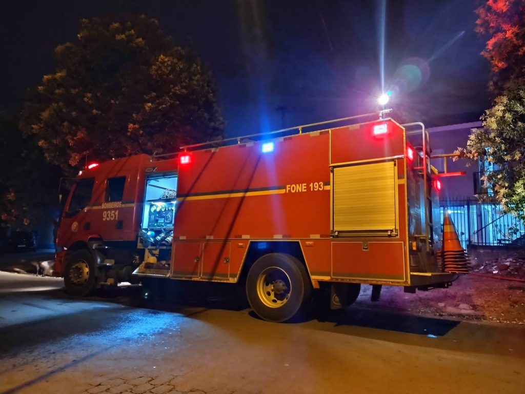 Incêndio na Rua Das Chácaras mobiliza equipes do Corpo de Bombeiros Militar