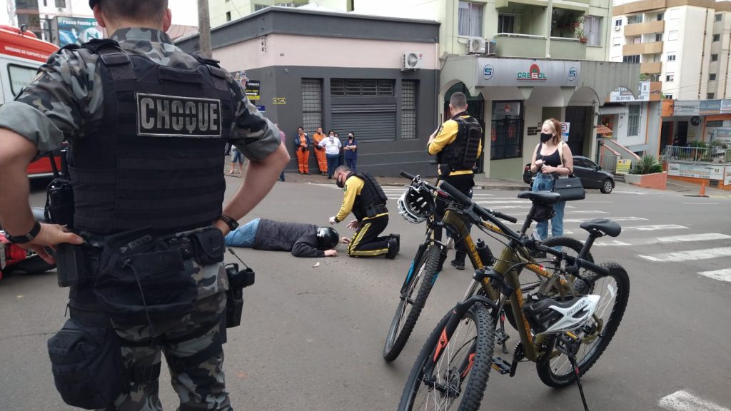 Motociclista fica ferido após colisão no centro