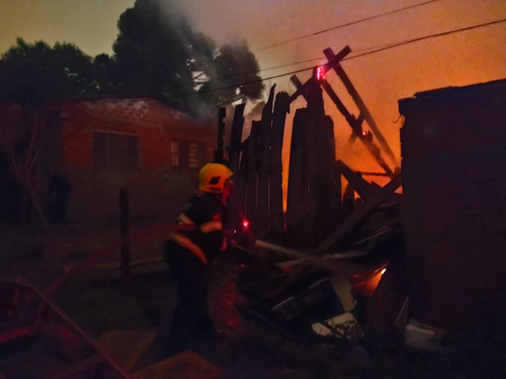 Incêndio na Rua Das Chácaras mobiliza equipes do Corpo de Bombeiros Militar