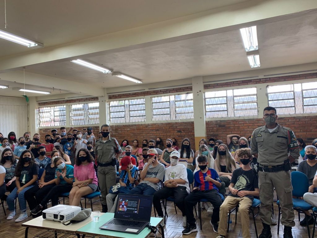 Patrulha Maria da Penha do 3°RPMon realiza ações nas escolas em Passo Fundo