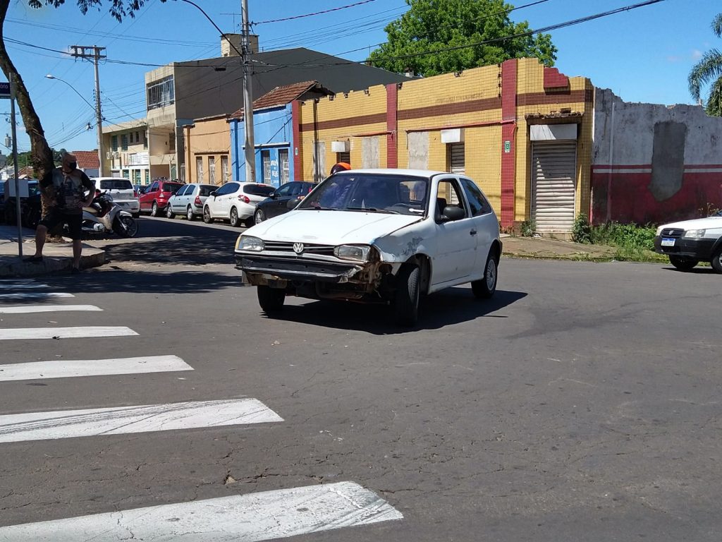 Manobra mal realizada deixa dois gravemente feridos no Centro de Passo Fundo