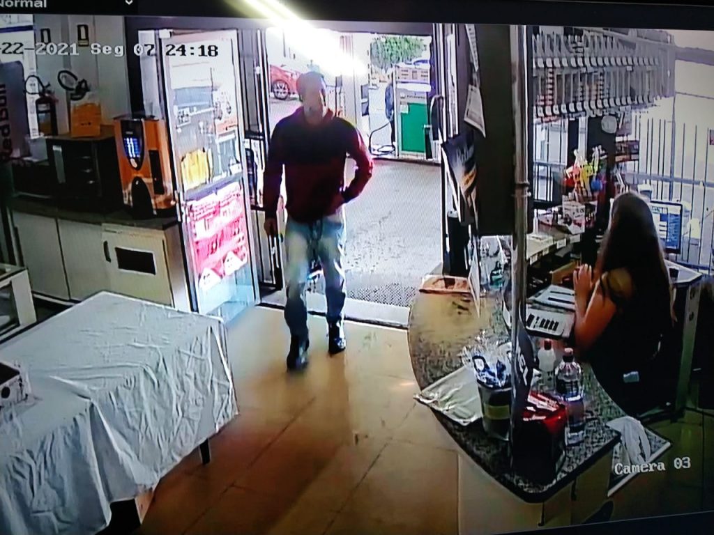 Ladrão aLadrão assalta posto de combustível na Petrópolis em Passo Fundossalta posto de combustível na Petrópolis em Passo Fundo