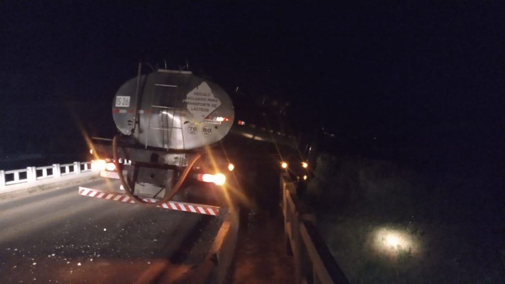 Caminhão colide em viaduto de concreto e fica suspenso no ar na ERS-324 em Passo Fundo