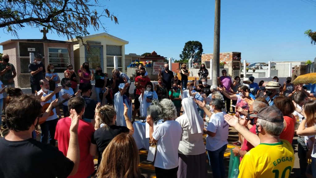 GALERIA: Dia de Finados é marcado pelo retorno da movimentação intensa em cemitérios de Passo Fundo