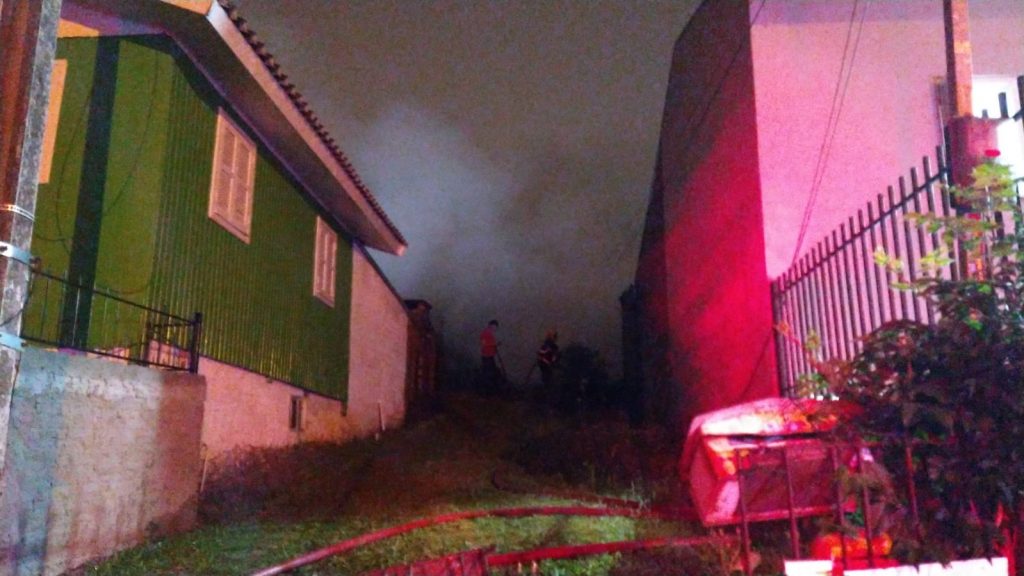 Incêndio na Rua Das Chácaras mobiliza equipes do Corpo de Bombeiros Militar
