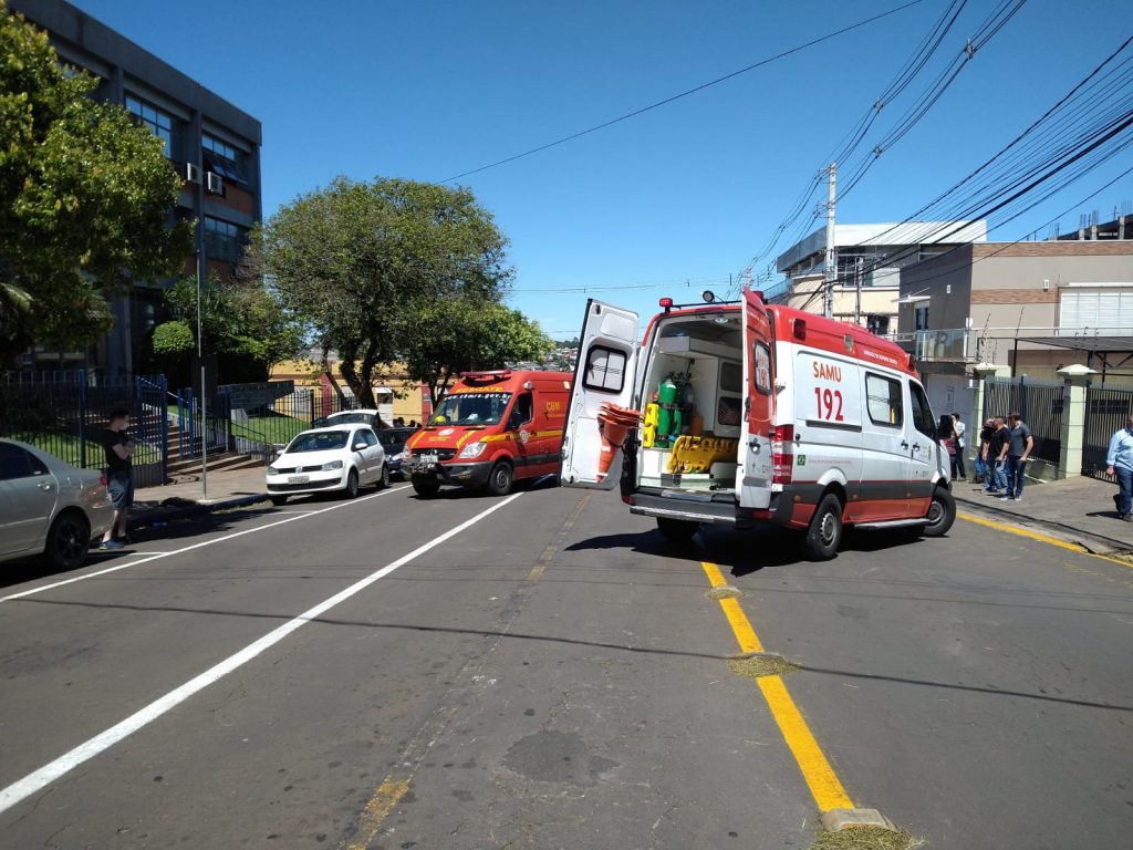 Manobra mal realizada deixa dois gravemente feridos no Centro de Passo Fundo